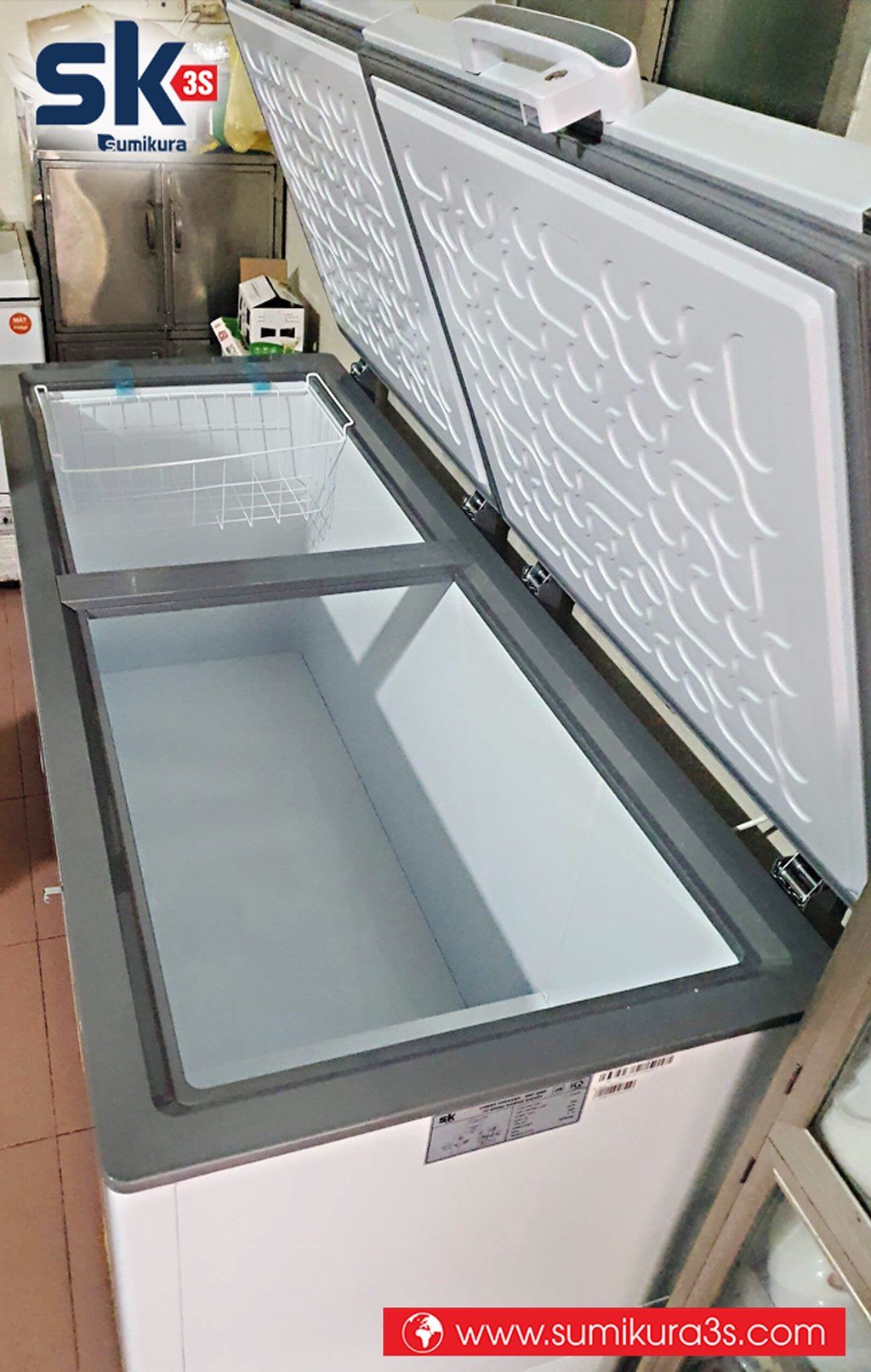 Bên trong lòng Tủ đông Sumikura SKF-550S(JS)