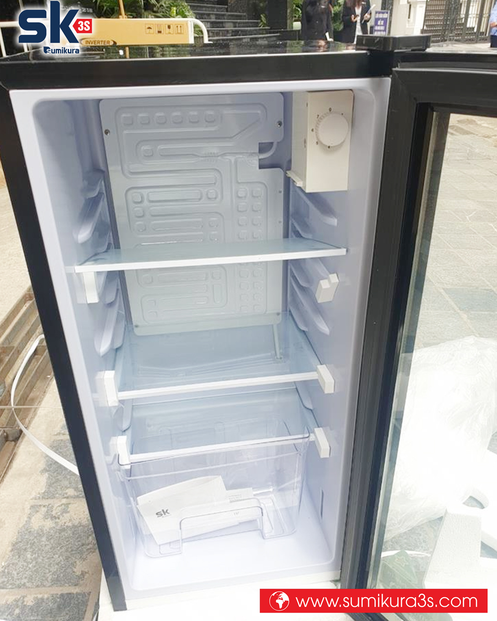 Bên trong lòng Tủ mát mini Sumikura SKSC-75XW-FR